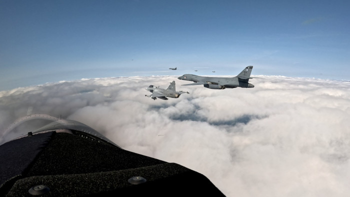 Amerikai bombázók mellett kapták le a magyar Gripeneket – videó