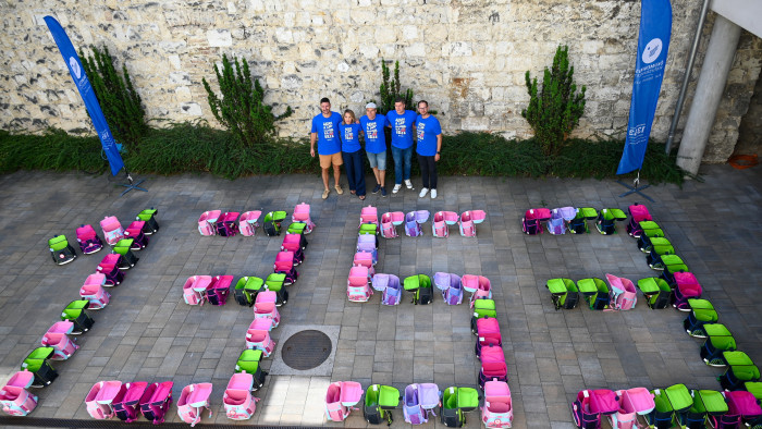 Lassan tele ezer rászoruló gyerek iskolatáskája, de itt még nincs megállás