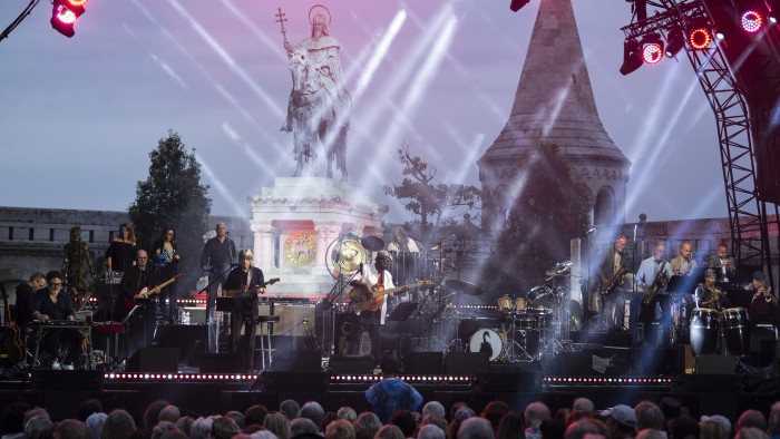 Leslie Mandoki megjelent Szent István előtt - videó