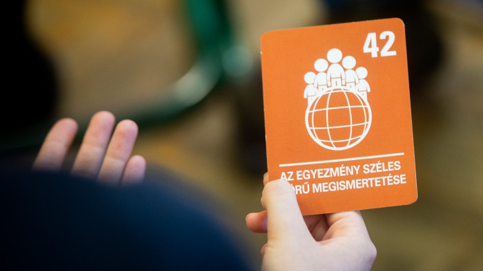 Ébresztő óra – rendőrök viszik az iskolásoknak a kulcsfontosságú információkat