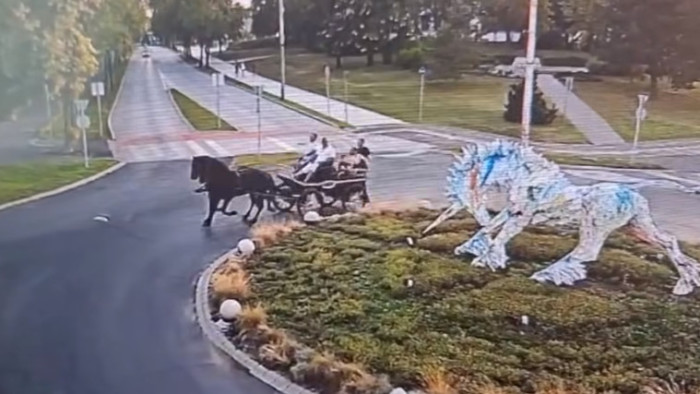 Elképesztő, mit művelt a lovaskocsi a híres körforgalomban – videó