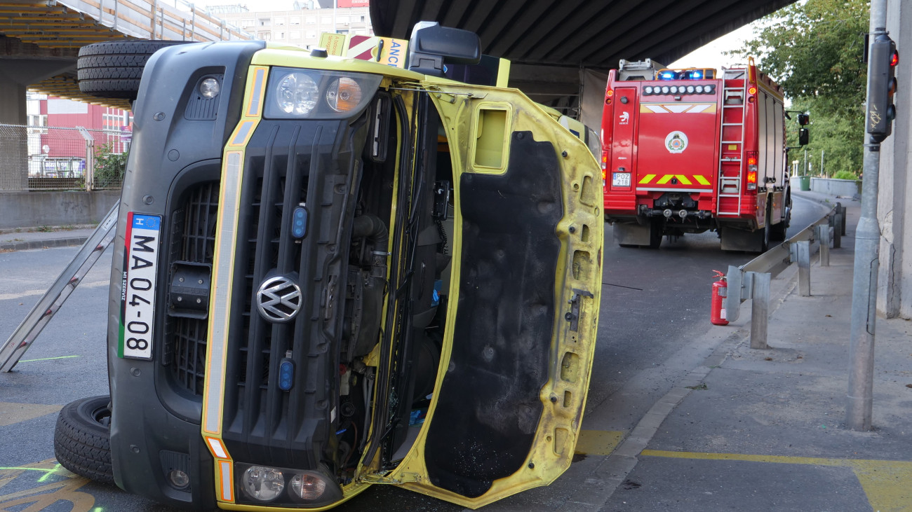 Felborult mentőautó, miután személygépkocsival ütközött a Flórián téri felüljáró alatt 2025. augusztus 22-én. A balesetben ketten könnyebb sérüléseket szenvedtek.