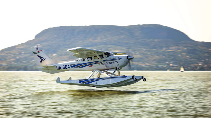 Különleges repülő landol a Balatonon – mutatjuk, hol lehet látni a hétvégén