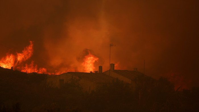 Már több halálos áldozata is van a portugáliai tűzvésznek - videó