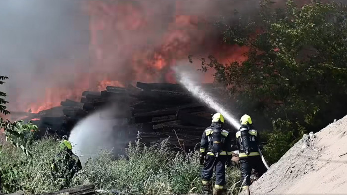 Hatalmas lángok csaptak fel Budapesten – drónvideó