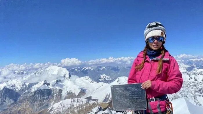 Szívszorító fotó a 7000 méteren rekedt orosz hegymászónőről és az érte életét áldozó férfiról