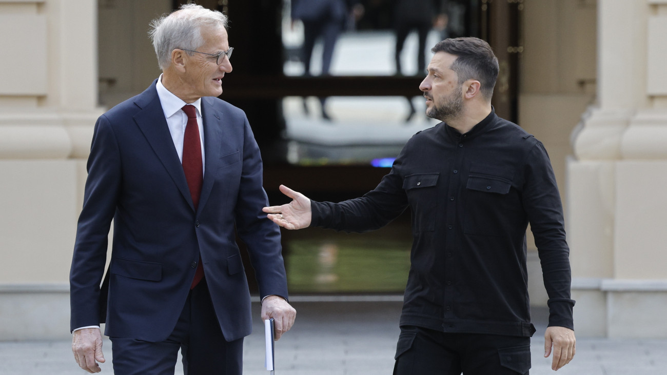 Jonas Gahr Store norvég miniszterelnököt (b) fogadja Volodimir Zelenszkij ukrán államfő Kijevben 2025. augusztus 25-én.