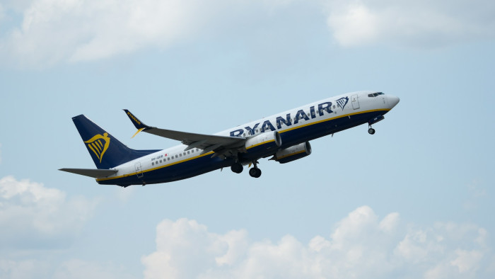 Pánik tört ki a Ryanair gépén, a járatnak vissza kellett fordulnia