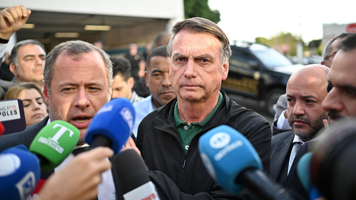 Fennáll a szökés veszélye, elrendelték Bolsonaro 24 órás megfigyelését