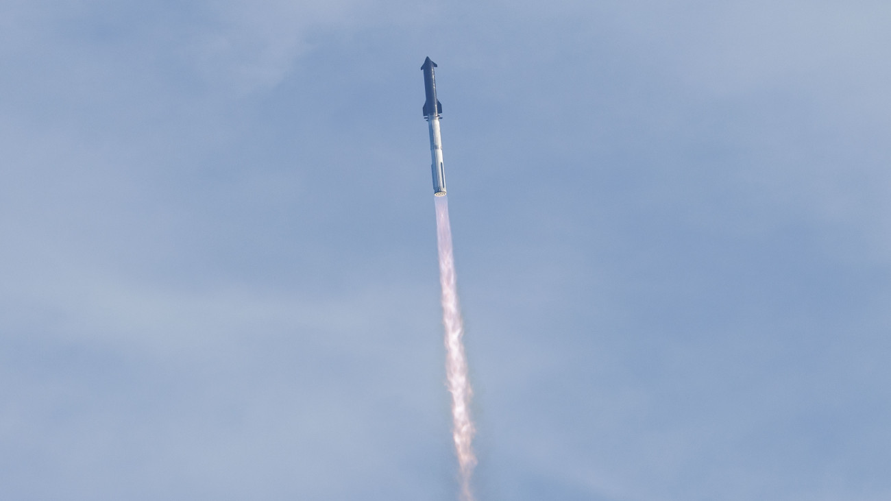 Fellövik a SpaceX amerikai űrkutatási magánvállalat Starship (Csillaghajó) nevű rakétáját a Texas állambeli Boca Chicában működő indítóállomáson 2025. augusztus 26-án. Az Elon Musk dél-afrikai-amerikai mérnök, vállalkozó vezette SpaceX űrrakétájának ez a tizedik tesztrepülése.