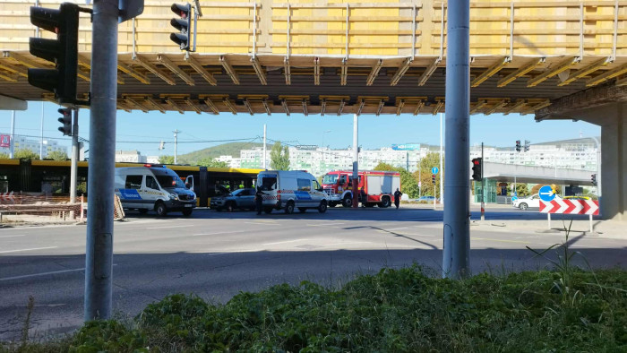Káosz volt Óbudán: baleset bénította a villamos- és autós forgalmat