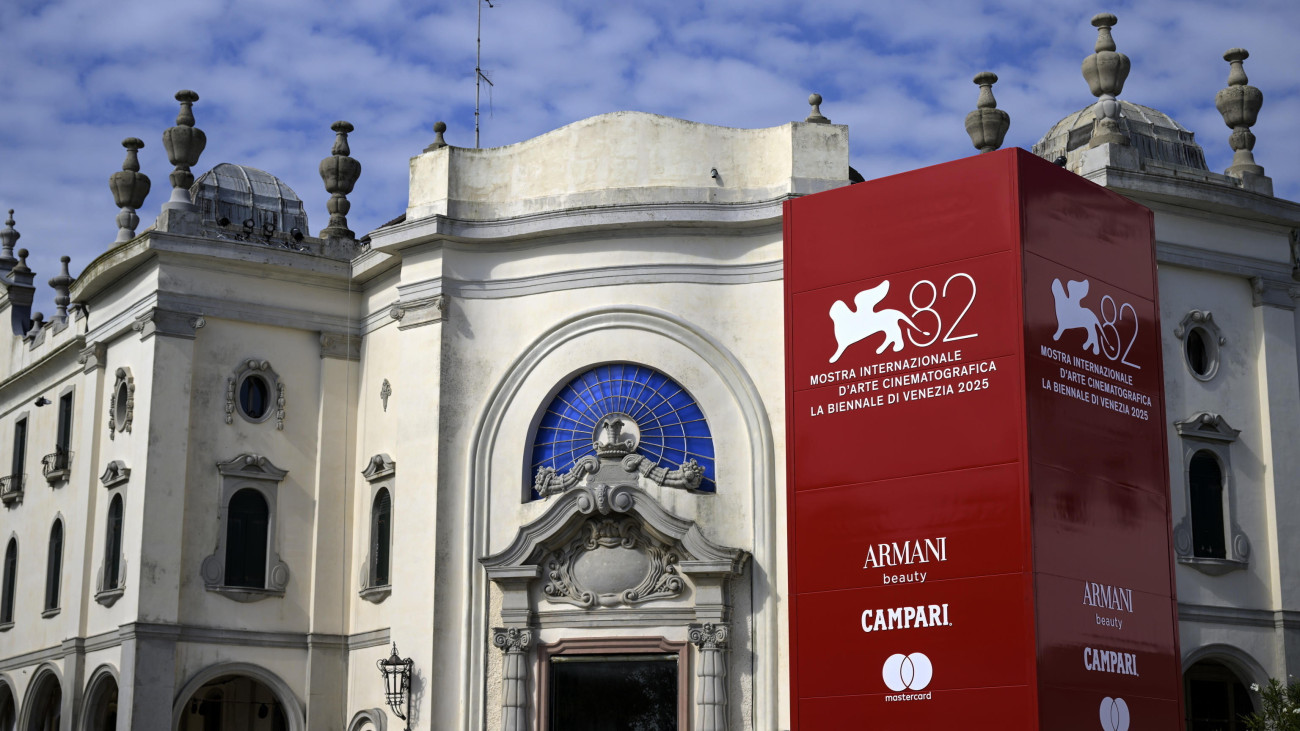 A 82. Velencei Nemzetközi Filmfesztivált hirdető installáció a velencei Lidón 2025. augusztus 25-én, két nappal a szeptember 6-ig tartó filmes seregszemle kezdete előtt.