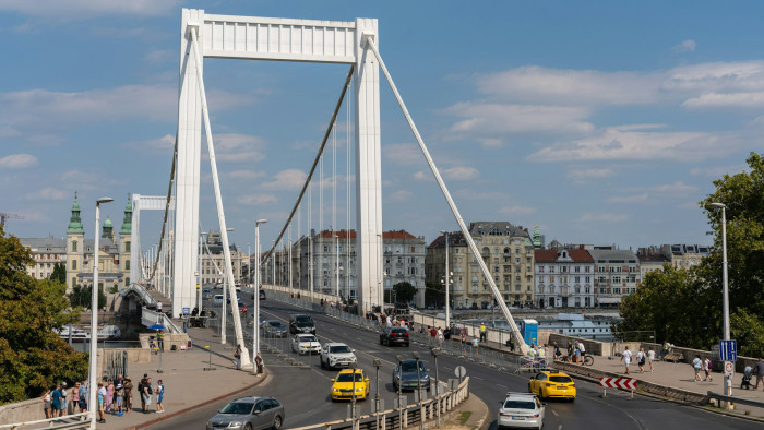 Hamarosan újra láthatjuk az Erzsébet híd igazi színét