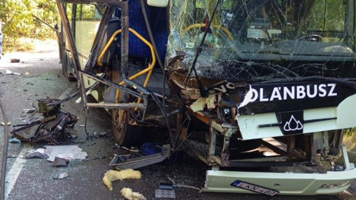 Karambolozott egy Gyöngyösre tartó busz, sok a sérült, köztük egy kisgyerek is
