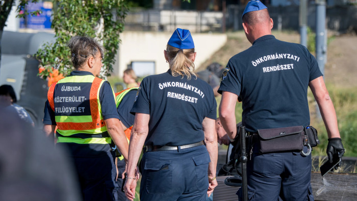 A rendőrök is takarítottak Újbudán