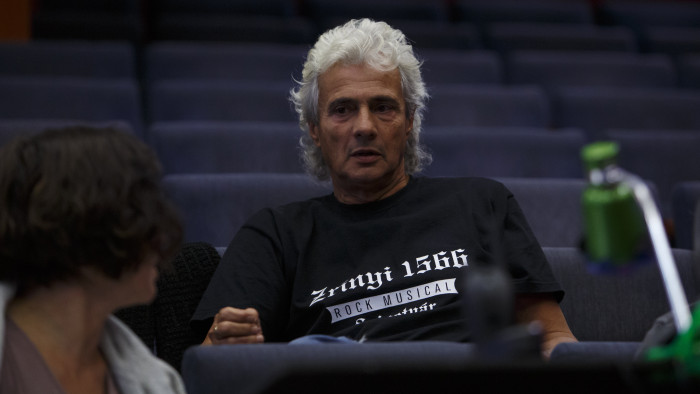 Hajszálon múlhatott az élete: mentőt kellett hívni a rendezőhöz a főpróbán