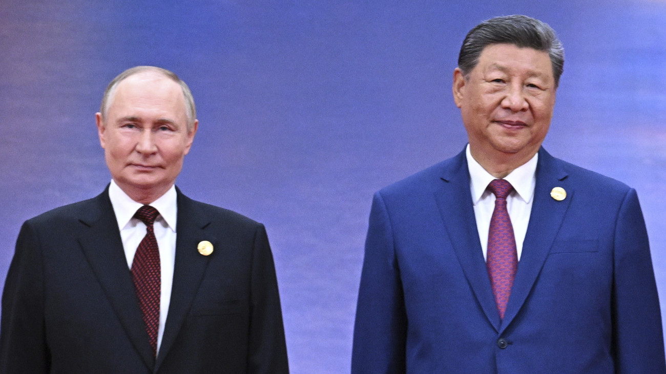 Vlagyimir Putyin orosz (b) és Hszi Csin-ping kínai elnök fotózáson vesz részt a Sanghaji Együttműködési Szervezet (SCO) kétnapos csúcstalálkozóján az észak-kínai Tiencsin kikötővárosban 2025. augusztus 31-én.