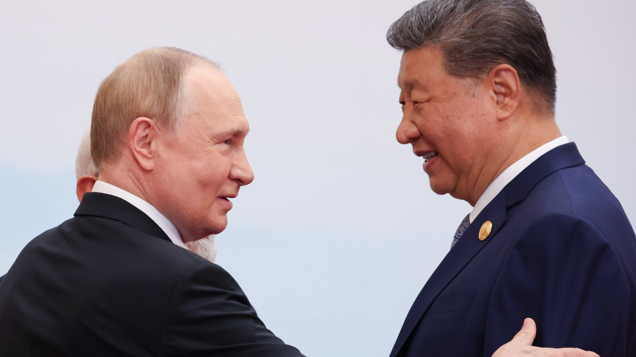 Vlagyimir Putyin orosz (b) és Hszi Csin-ping kínai elnök a Sanghaji Együttműködési Szervezet (SCO) kétnapos csúcstalálkozójának második napján az észak-kínai Tiencsin kikötővárosban 2025. szeptember 1-jén.