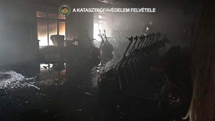 Hét embernek kellett kimenekülnie, amikor a budapesti üzletben felcsaptak a lángok – videó