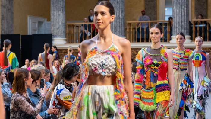 Nemzetközi divathét Budapesten a fenntarthatóság jegyében – ezek most a trendek, legfőbb változások