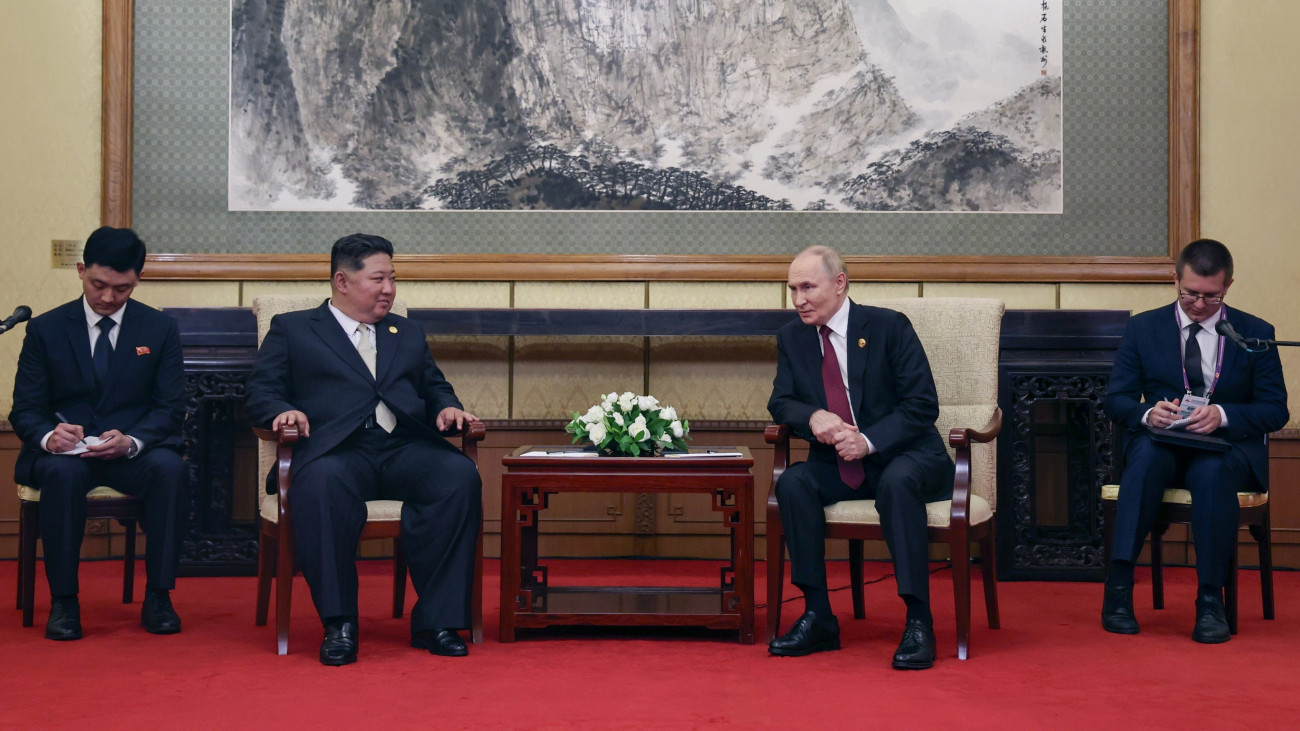 Kim Dzsongün észak-koreai vezető, a Koreai Munkapárt főtitkára, a Nemzetvédelmi Bizottság első elnöke (b2) és Vlagyimir Putyin orosz elnök kétoldalú megbeszélést tart a pekingi Tiaojütaj állami vendégházban 2025. szeptember 3-án. A vezetők a  kínai-japán háború befejezése és a második világháború ázsiai lezárásának 80. évfordulója alkalmából rendezett ünnepség alkalmából tartózkodnak a kínai fővárosban.