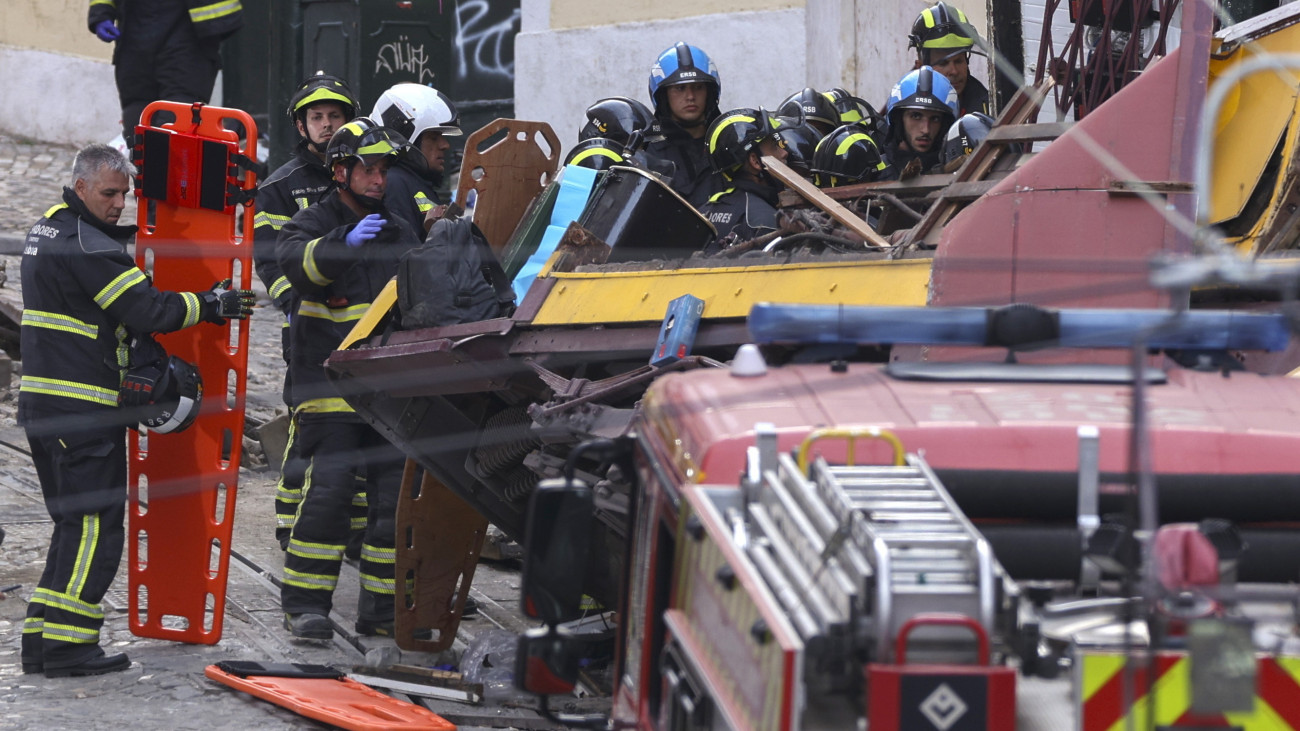 Mentők dolgoznak a helyszínen, miután kisiklott egy siklóvasút egyik kocsija a portugál főváros, Lisszabon belvárosában 2025. szeptember 3-án. Három ember életét vesztette, legalább huszan megsérültek.