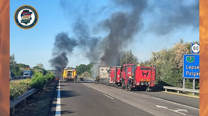 Balatonra igyekeztek a rendőrök, ők kezdték oltani az égő kamiont az autópályán - fotó