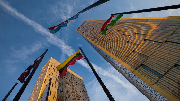 Uniós bíróság: egyetlen tagállam sem tagadhatja meg az európai elfogatóparancs végrehajtását