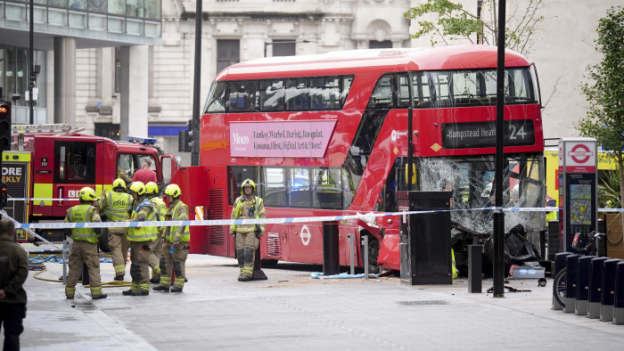 Autóbusz súlyos balesete London belvárosában – képek
