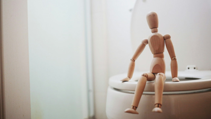 Figyelmeztetnek az orvosok: ezért nem jó ötlet telefonnal WC-re menni