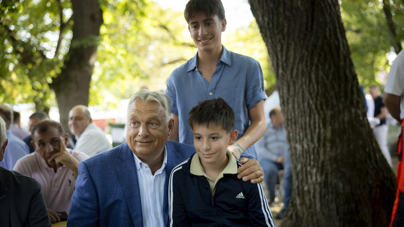 A Miniszterelnöki Kommunikációs Főosztály által közreadott képen Orbán Viktor miniszterelnök, a Fidesz elnöke (b) a Polgári Magyarországért Alapítvány rendezvényén, a Polgári Pikniken a kötcsei Dobozy-kúriában 2025. szeptember 7-én.