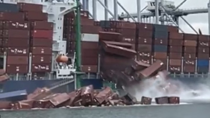 Annyi a kínai kütyüknek és ruháknak: dőlnek a vízbe a konténerek a gigászi hajóról – videó