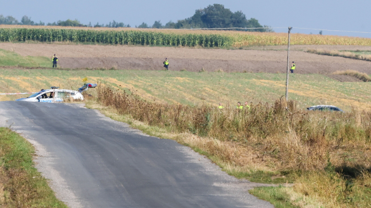 Rendőrök a helyszínen, ahol orosz drón roncsait találták meg a közép-lengyelországi Lódzi vajdaságbeli Mniszków településnél 2025. szeptember 10-én. Hajnalban több orosz drón repült be Lengyelország légterébe Oroszország Ukrajnával szembeni légitámadása közben. Lengyel vadászgépek a drónok egy részét lelőtték. Augusztus óta több drón is megsértette Lengyelország légterét kelet felől.