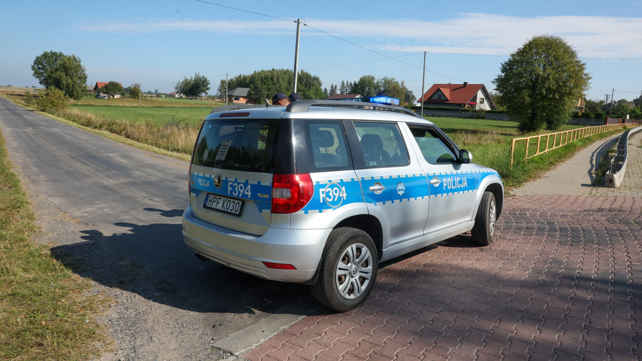 Rendőrök a helyszínen, ahol orosz drón roncsait találták meg a közép-lengyelországi Lódzi vajdaságbeli Mniszków településnél 2025. szeptember 10-én. Hajnalban több orosz drón repült be Lengyelország légterébe Oroszország Ukrajnával szembeni légitámadása közben. Lengyel vadászgépek a drónok egy részét lelőtték. Augusztus óta több drón is megsértette Lengyelország légterét kelet felől.