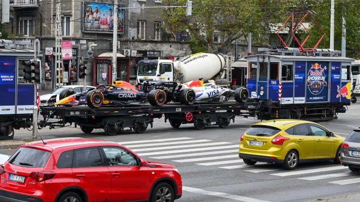 Forma-1-es villamosok hasítanak Budapesten