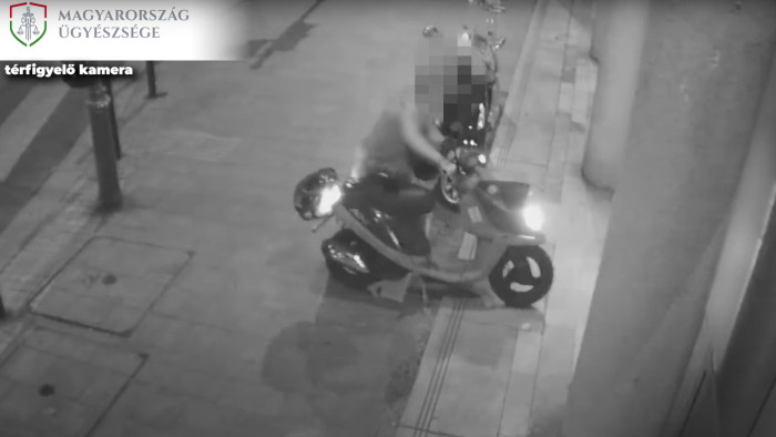 Robogóval rontott rá az ügyészségre a rendbontó nő - videó