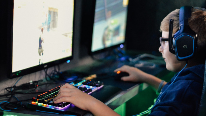 A gyerekekre leselkedő digitális veszélyekre figyelmeztet a GVH is