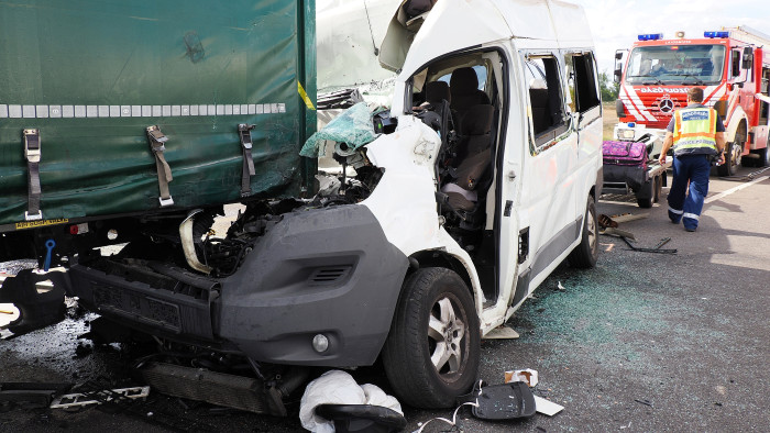 Drámai részletek az M5-ösön történt kisbuszbalesetről