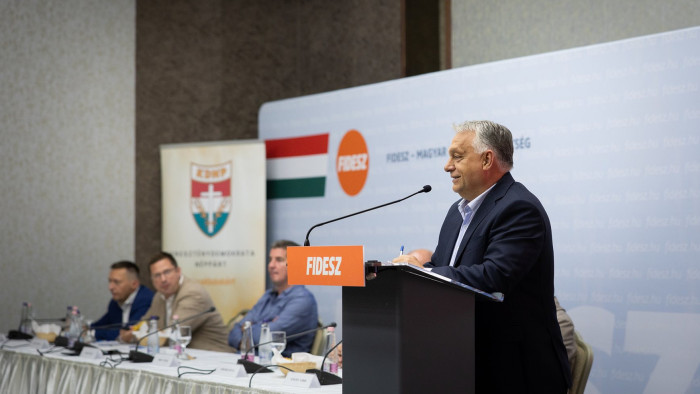 Orbán Viktor a Fidesz-frakciónak: Brüsszel hazánkat is a háború finanszírozójává akarja tenni egy kormányváltással