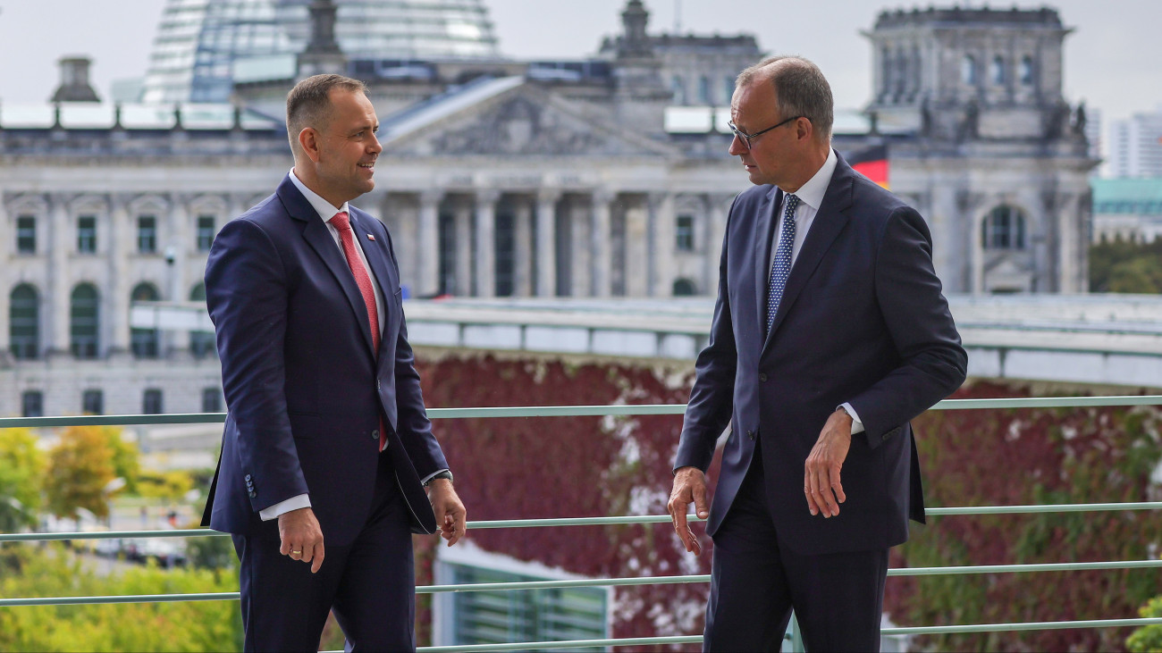 Friedrich Merz német kancellár (j) fogadja Karol Nawrocki lengyel államfőt a berlini kancellári hivatal épülete előtt 2025. szeptember 16-án.