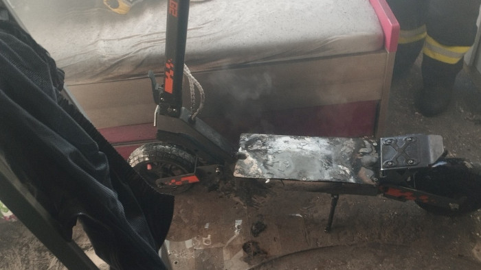 Már egy panellakásban is életveszélyes lehet az e-roller – vészhelyzet Szombathelyen