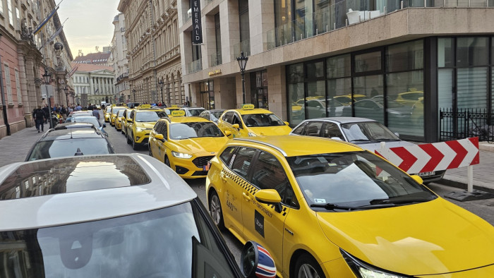 Taxisok százai demonstrálnak Budapesten – képek