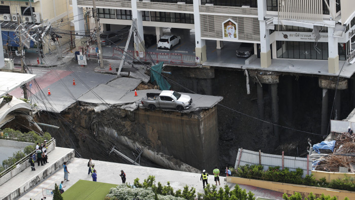 Megnyílt a föld, eltűnt egy négysávos autóút – hihetetlen képek
