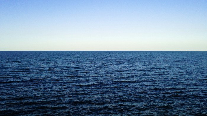 Csúszdába ragadt egy nő a nyílt óceán fölött – videó