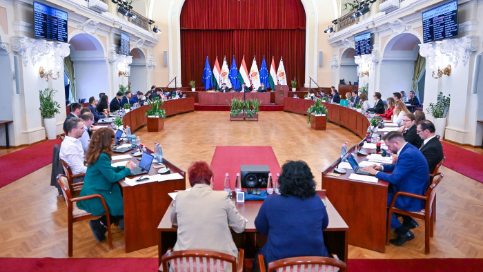 Fegyver, bosszú, jogfosztás – kemény szavak a Fővárosi Közgyűlésben