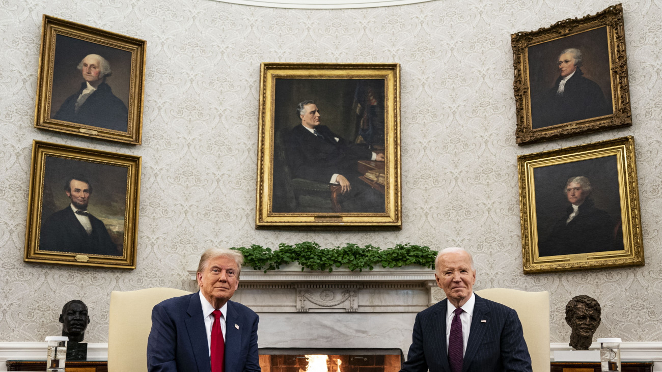 Joe Biden hivatalban lévő demokrata párti amerikai elnök (j) Donald Trump republikánus párti megválasztott amerikai elnököt fogadja a washingtoni Fehér Ház Ovális irodájában 2024. november 13-án.