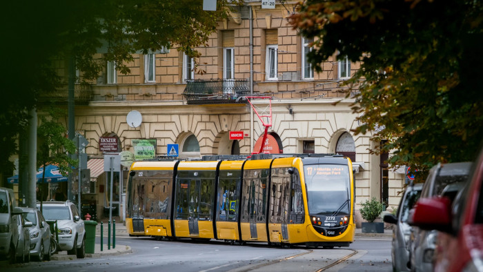 Megérkezett a huszadik „szupervillamos” Budapestre, de akad egy bökkenő