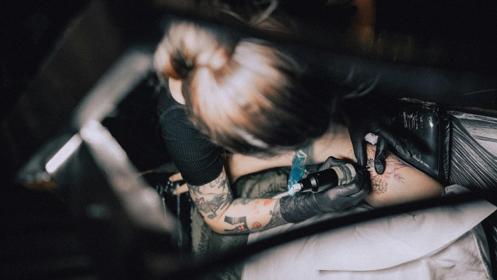 Leáldozhat a titkos tetoválóműhelyek korszaka