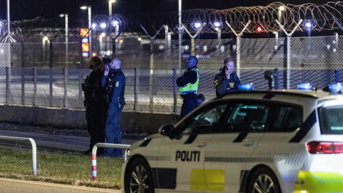 Ismét órákra leállt a forgalom egy dán repülőtéren, F–16-os vadászgépek telephelyénél