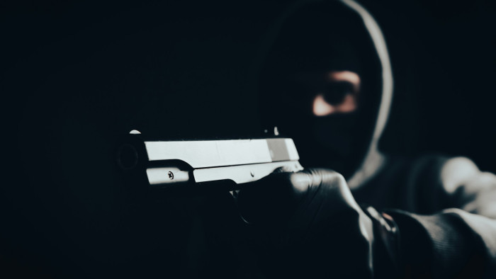 Megdöbbentő videó: ilyen, amikor több mint húsz fegyveres rabló megrohan egy ékszerboltot